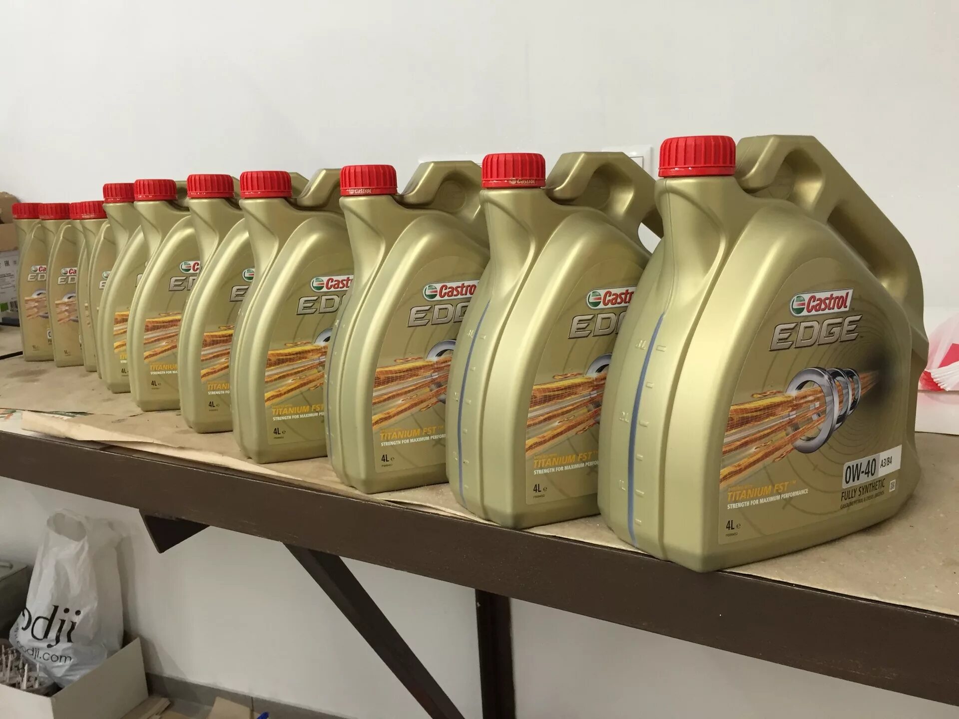 Масло лет. Castrol Edge. Масло Castrol 0w40 оригинал. Land Cruiser 200 4.5 моторное масло Toyota 5w40. Масло в трансмиссию Land Cruiser 200 Castrol.