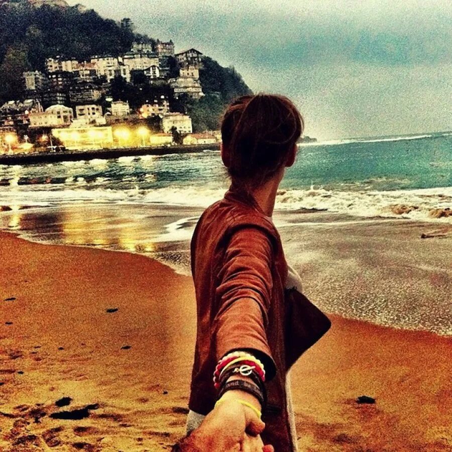 Девушка спиной руку. Девушка спиной руку. Счастливая девушка. Девушка в поле с раскинутыми руками. Женщина со спины.