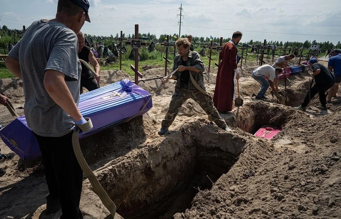 Большой город много людей хоронят. Хороним рубль.