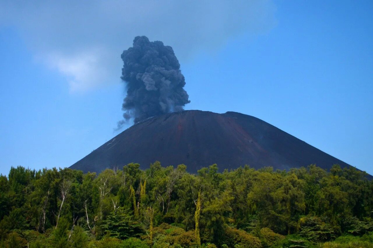 Вулкан кракатау на каком государстве. Индонезия вулкан Кракатау. Извержение вулкана Кракатау в Индонезии. Извержение вулкана Кракатау 1883. Извержение вулкана Кракатау в 1883 году.