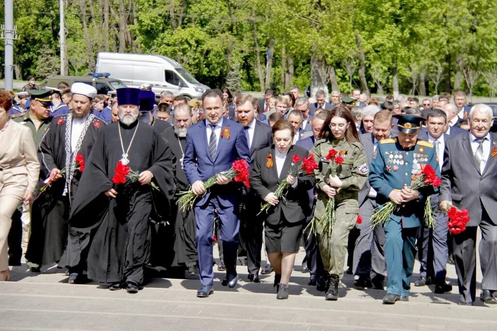 День Победы Ростов. Возложение цветов Ростов. Букеты для возложения к памятнику. День Победы Ростов на Дону. 9 мая на дону