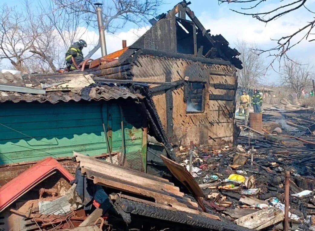 Без гибло. Разрушенные дома. Пожар в частном доме. Частный дом. Разрушенные дома в России.