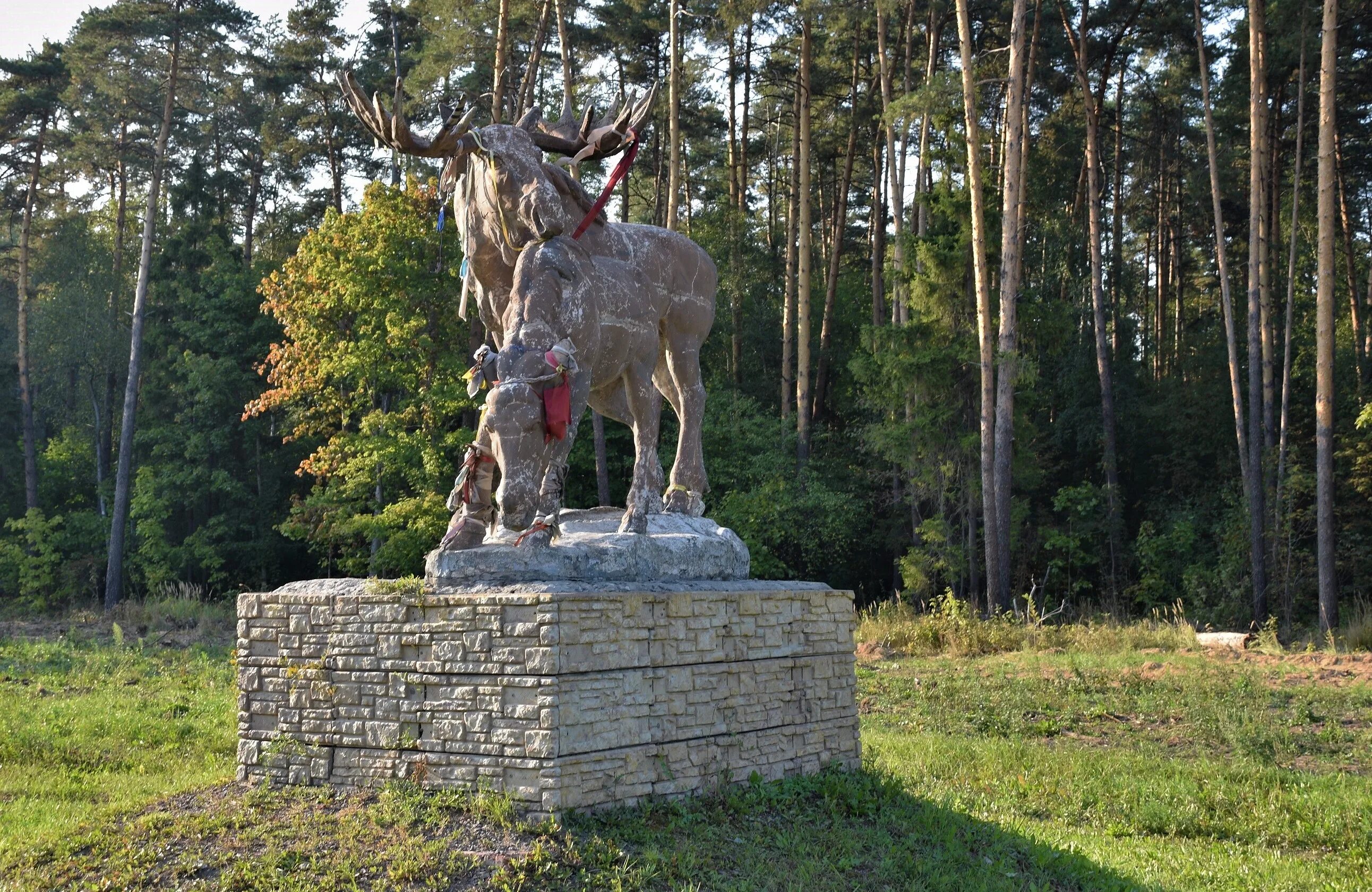 Горьковское шоссе лоси скульптура. Памятник лосям на Горьковском шоссе. Памятник лоси на Монинском повороте. Старая Купавна памятник лосю.