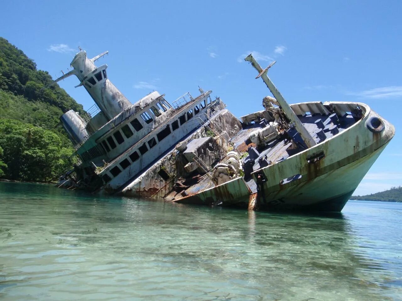 Корабль "World Discoverer", Соломоновы острова. World Discoverer у Соломоновых островов. Заброшенный круизный лайнер World Discoverer. Соломоновы острова.. Корабль "World Discoverer", Соломоновы острова внутри..