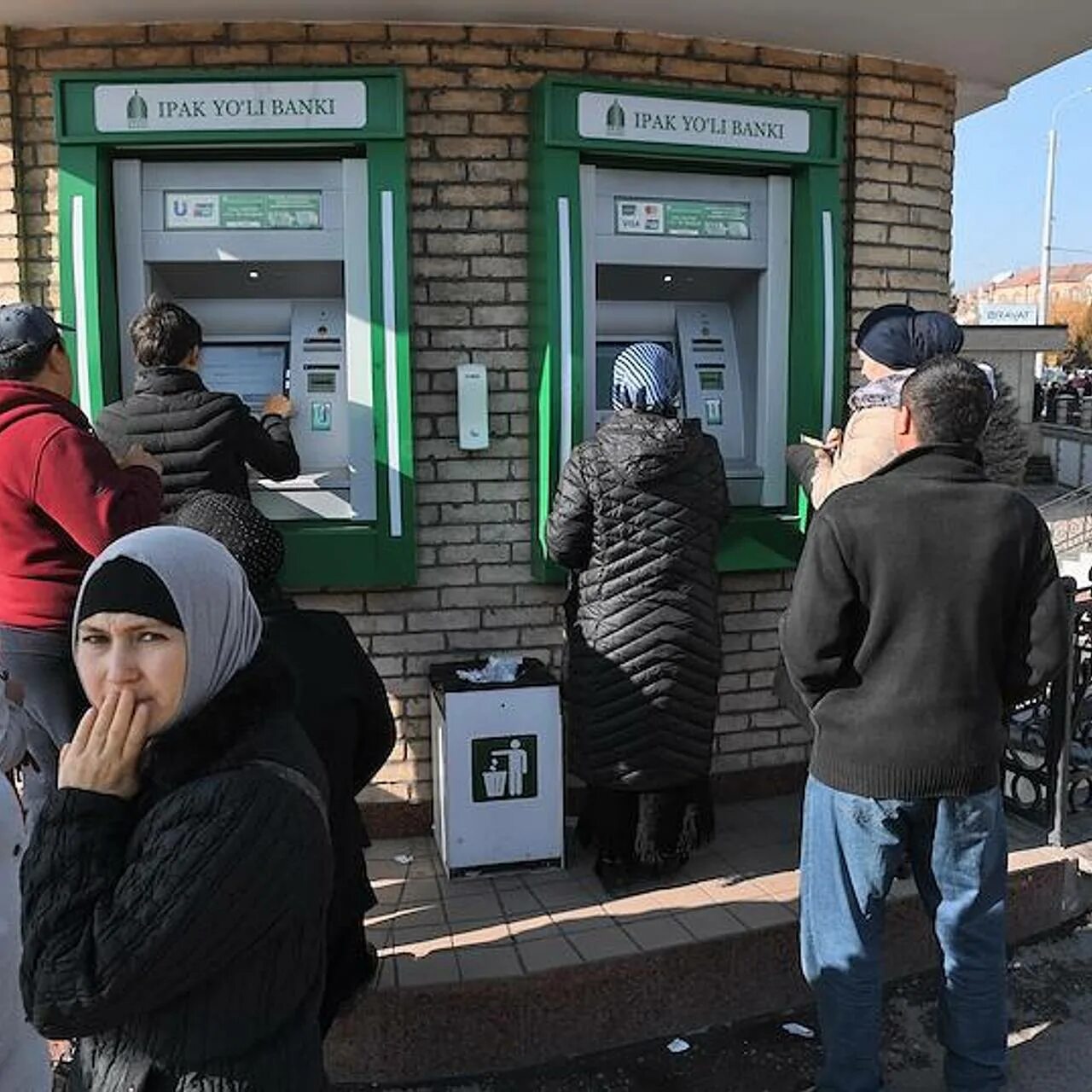 Очередь в Банкомат. Очередь в банке. Банки Узбекистана. Толпа у банкомата март 2020.