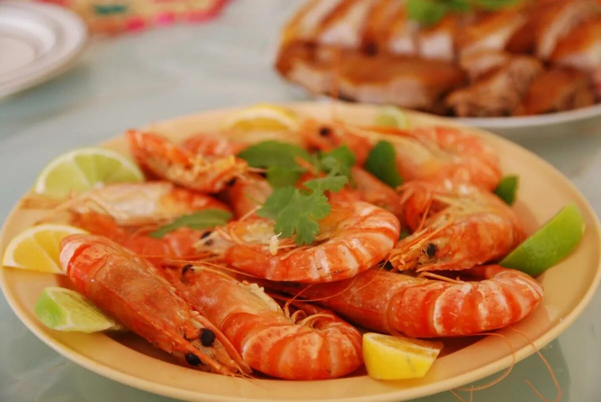 Как вкусно приготовить замороженные креветки. Коктейльные креветки в панцире. Вареные креветки в Ереване. Хранить креветки. Вареные креветки в Гагре.