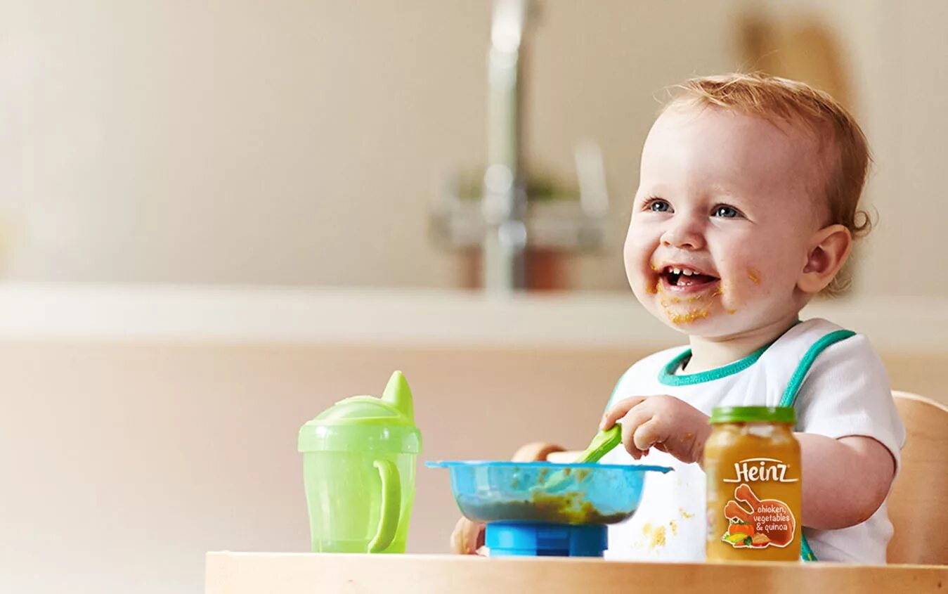 Питание для малышей. Детское питание. Малыш ест. Детские питание. Ребенок кушает.