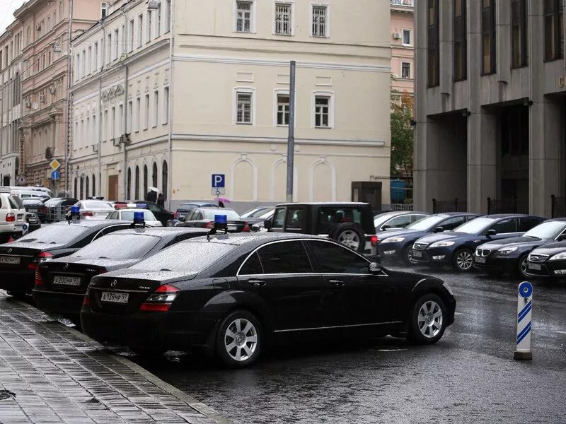 служебные машины депутатов. автомобиль с мигалкой. парковка госдумы. сергей васильев автопарк. машины чиновников.