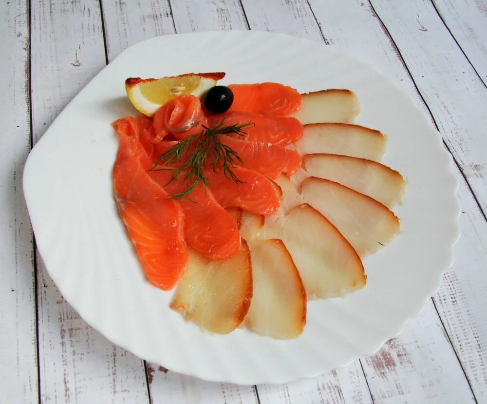 рыбная нарезка на праздничный стол. рыбная нарезка из семги. красивая нарезка красной рыбы. рыбная нарезка на праздничный стол. рыбное ассорти на праздничный стол.