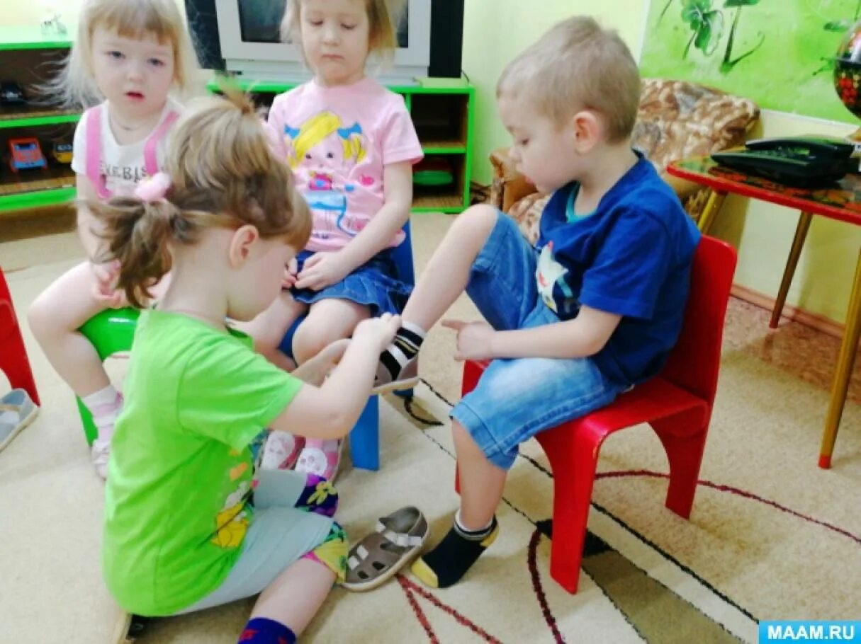 Самообслуживание труд младшая группа. Самообслуживание в садике. Труд в садике. Труд детей в детском саду. Дети младшей группы.