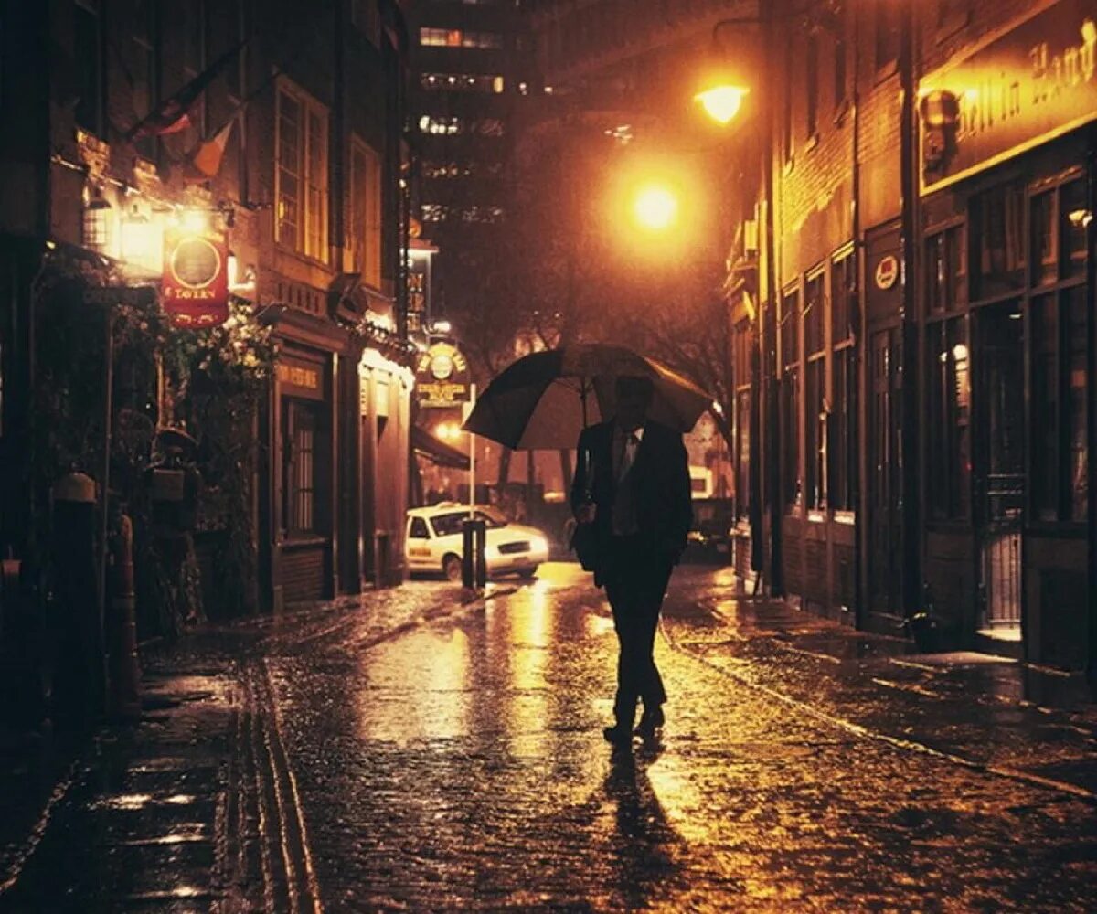 Пропусти вечер. Люди на улице вечером. Человек ночью на улице. Люди на улице в дождь. Человек идет по ночной улице.