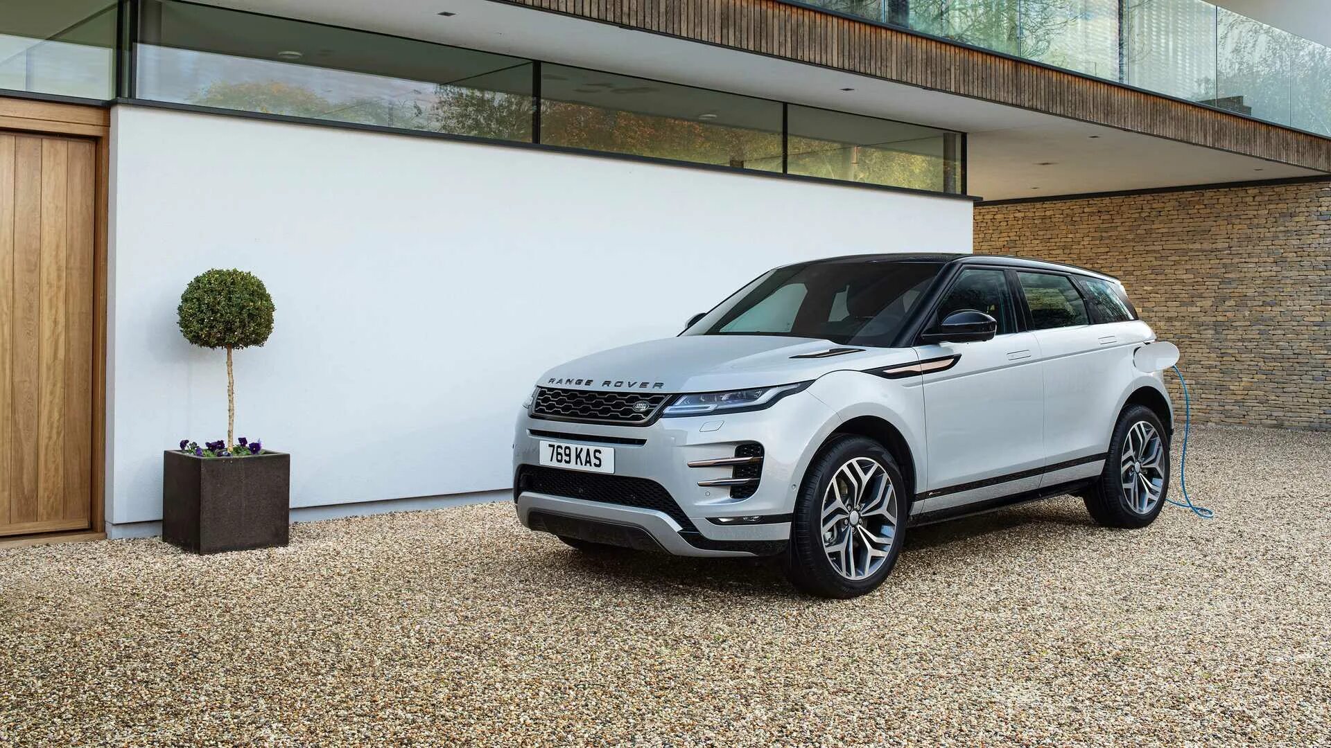 Рендж гибрид. Range Rover Evoque 2022 Hybrid. Range Rover Evoque 2023. «Range Rover Evoque p300e Plug in Hybrid».. Range Rover 2021.