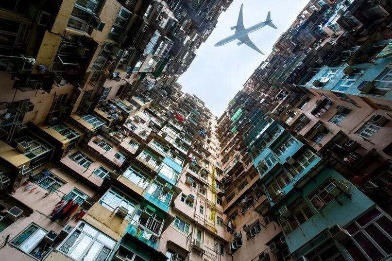 Трущобы Гонконга. Трущобы на фоне небоскребов. Многоэтажка. Гонконг трущобы и небоскребы. Песня жилые массивы я ухожу ухожу красиво