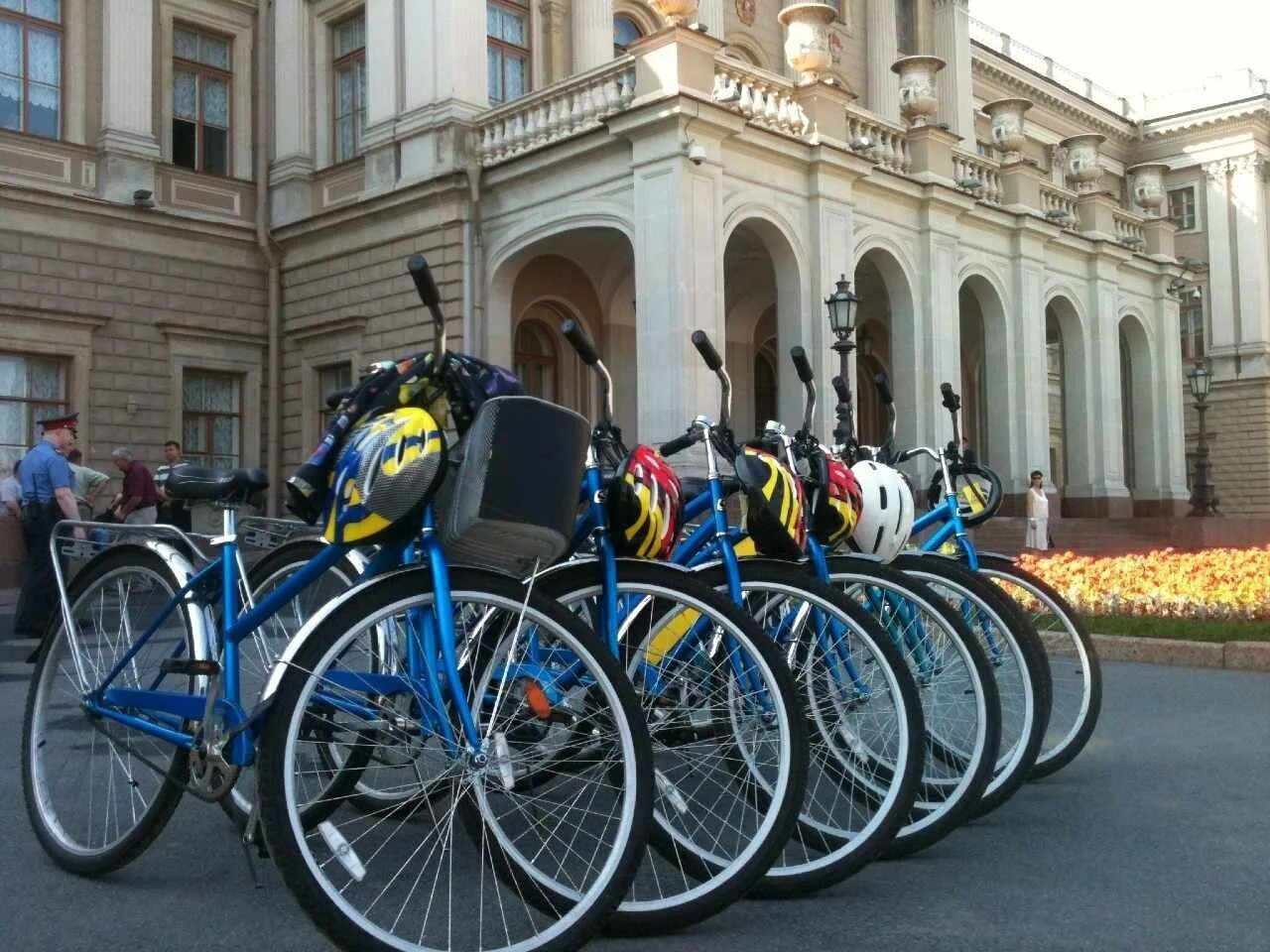 Прокат велосипедов спб. Велосипедист в Петербурге. Велопрокат Питер. Много велосипедов. Велосипед в городе.