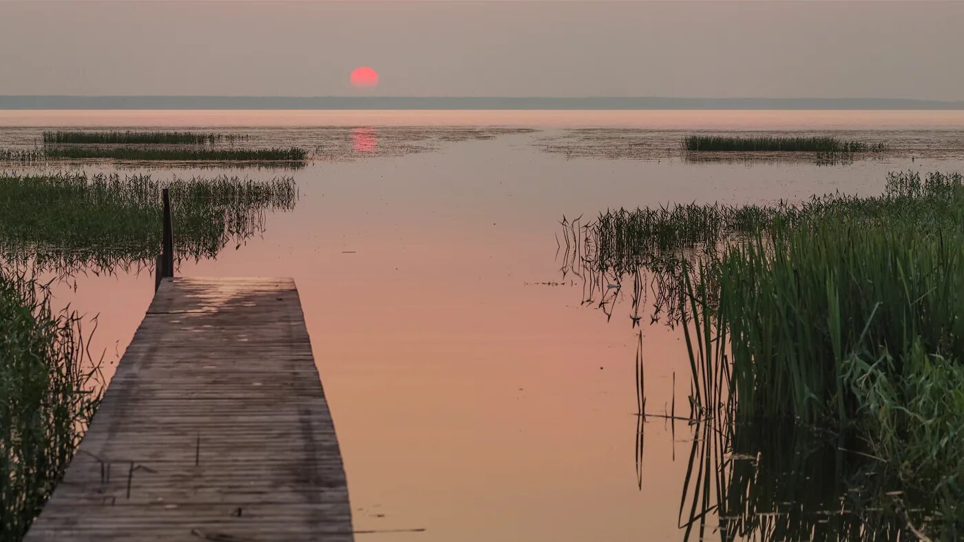 Утомленное солнце нежно с морем. Утомленное солнце нежно с морем прощалось. Мостик озеро жара фото.