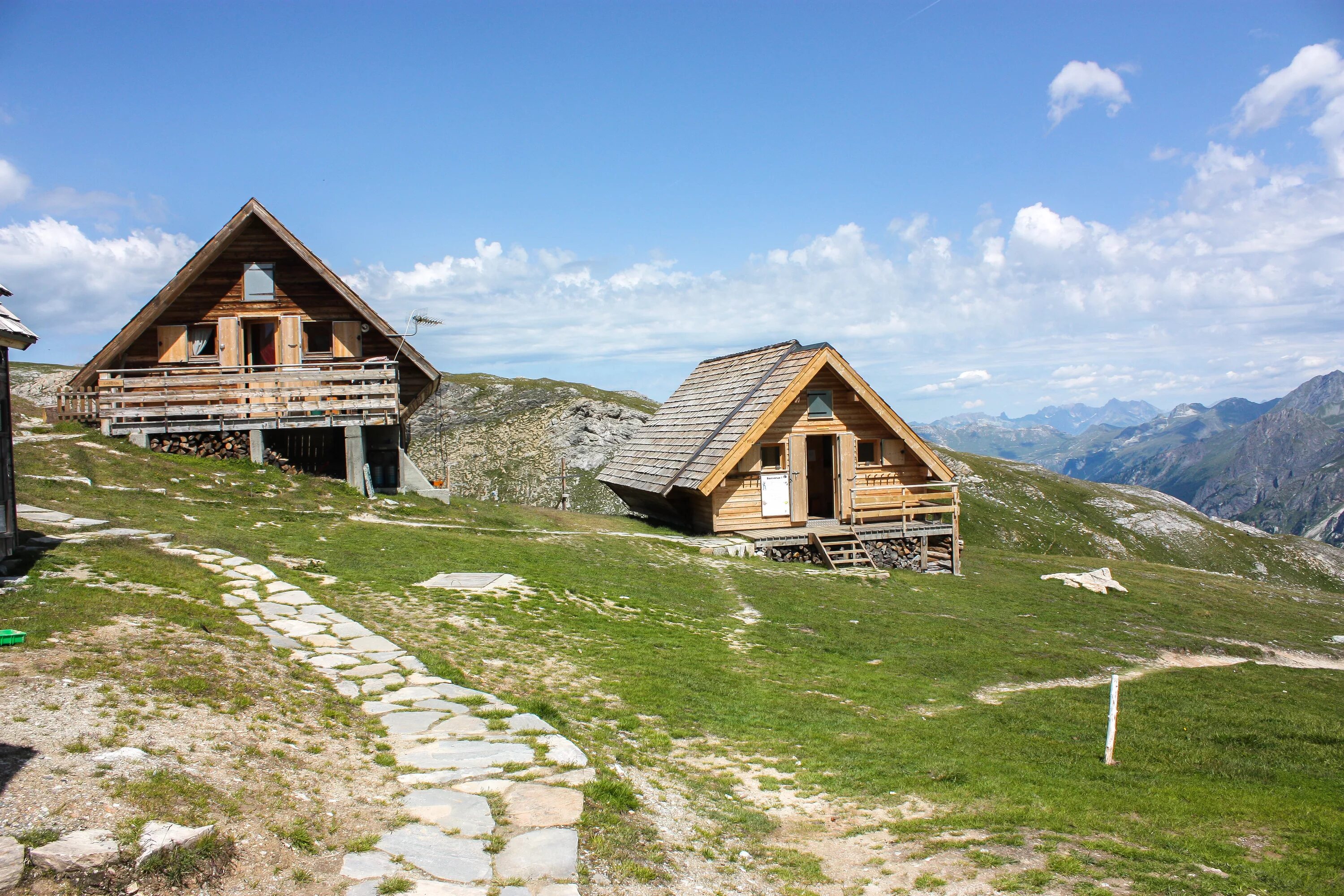 Отель refuge du gouter франция. Горный приют эшер альпы. Лаутербруннен швейцария. Эко отель refuge du gouter. Итальянская хижина.