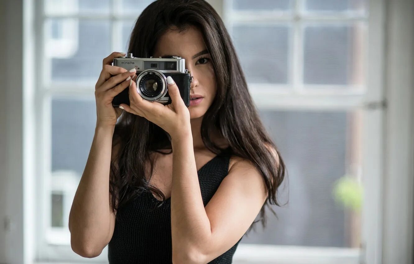 Девушка волосы камера. Девушка с фотоаппаратом. Девушка фотографирует. Яркая девушка с фотоаппаратом. Красивые девушки без лица.