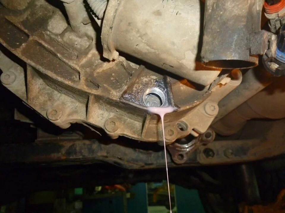 Ауди а4 заливная пробка акпп. Как поменять масло в раздатке. Prado 120 пробка раздатки. Кпп митсубиси паджеро. Заливная пробка раздатки legacy.