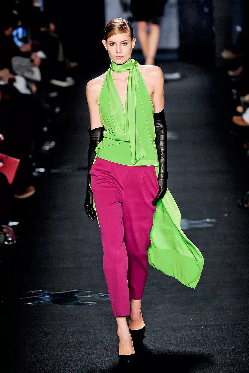 Розовое шелковое платье. Черное платье с красным поясом. Версаче 2023 фиолетовая. Синее платье подиум. Образ в коралловом цвете подиум.