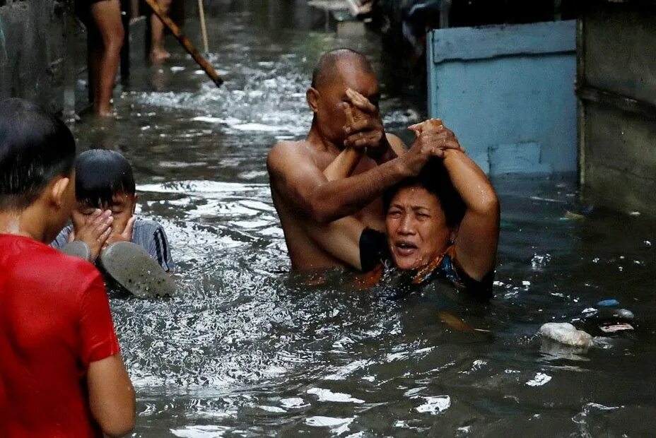 Наводнение люди в воде. Наводнение люди. Наводнение люди. Хэнань наводнение. Наводнение в индонезии 2020.