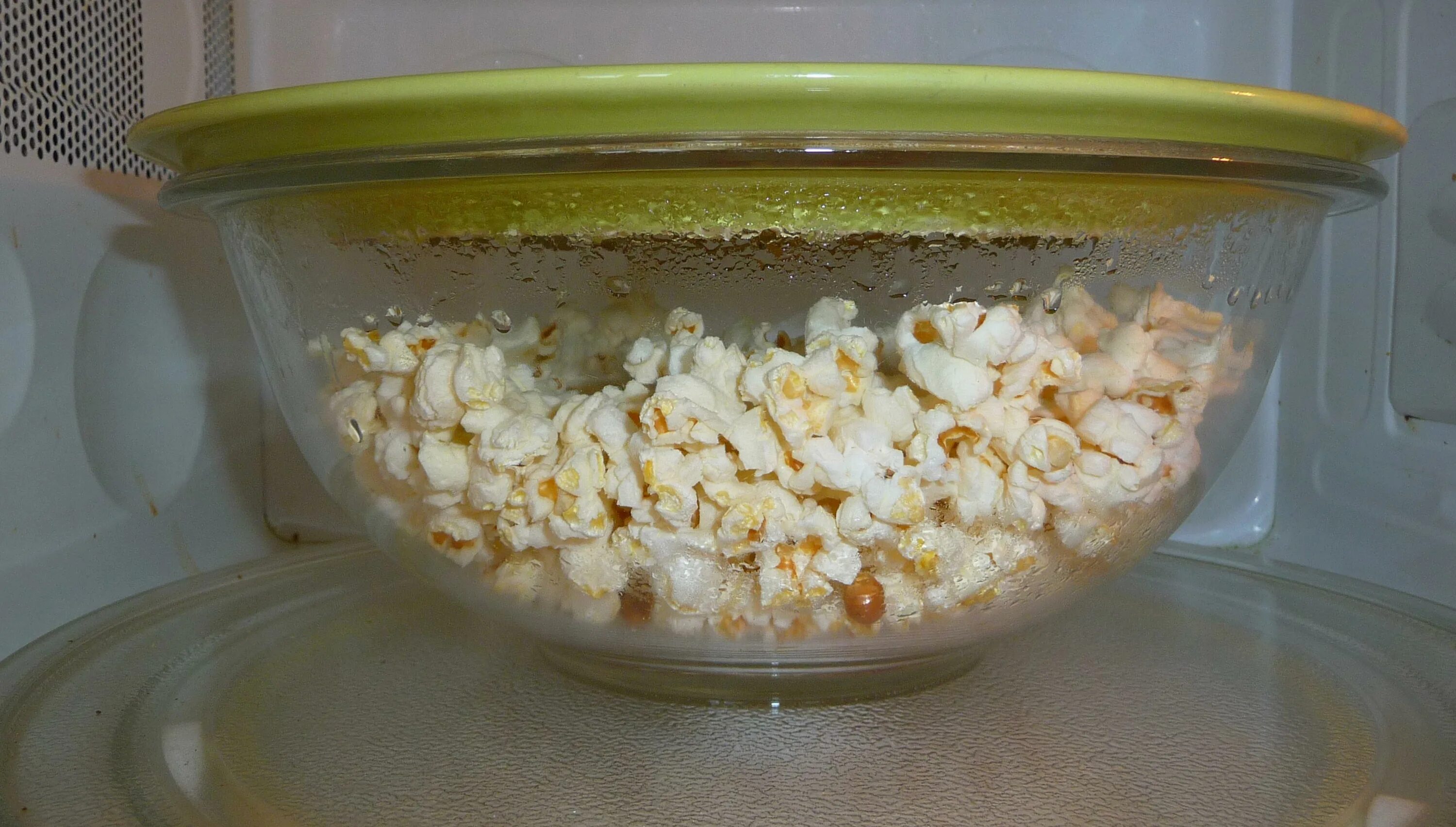 Зерна попкорна в микроволновке