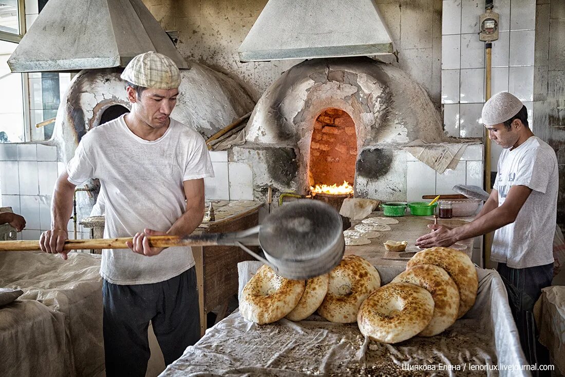 Сделай на узбекском. Узбекистан Тандир нон. Тандыр лепешка пекарь Узбекистан. Пекар самса в тандыре. Пекарь тандырщик самса.