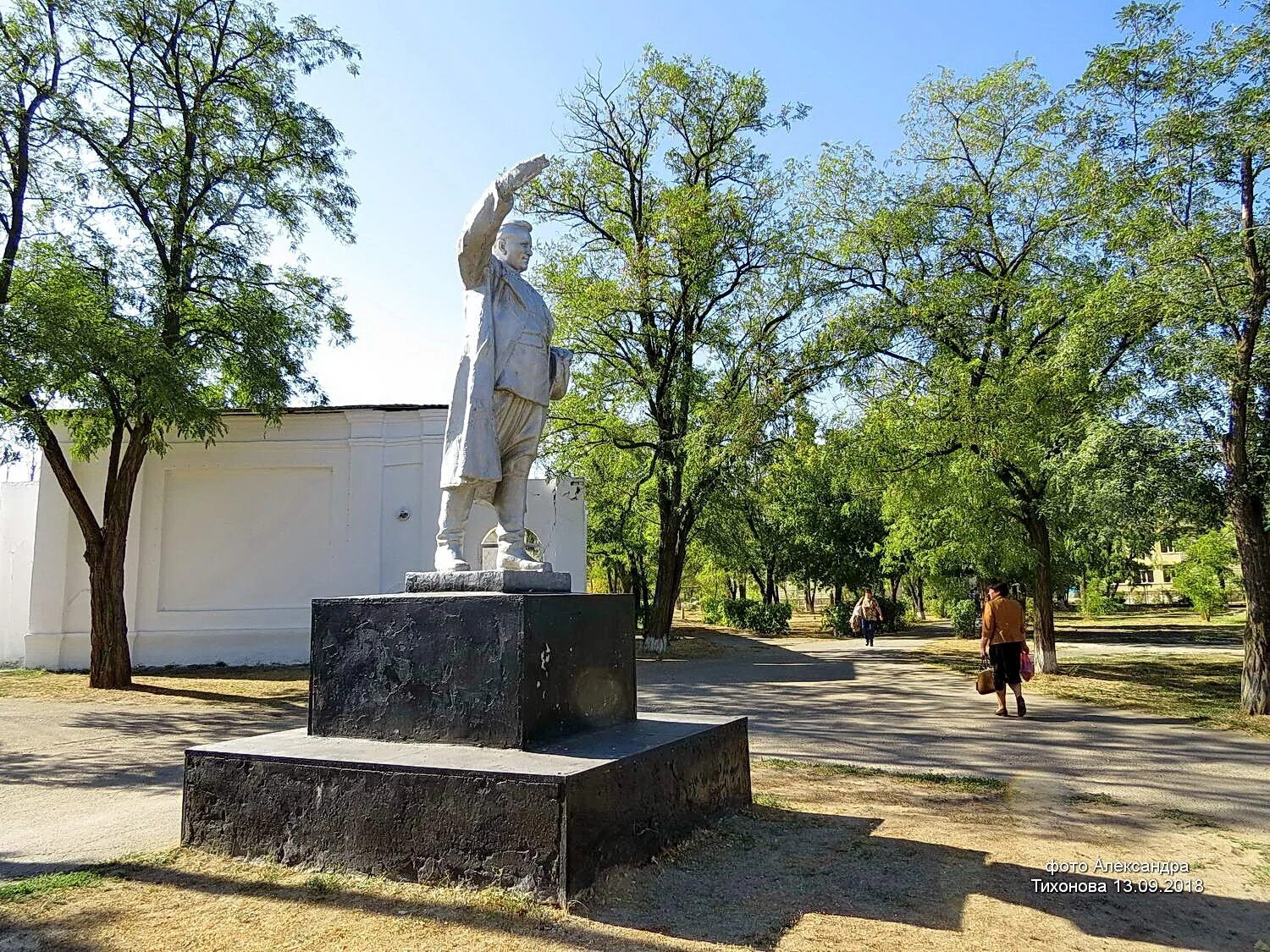 Сайты дубовки волгоградской области. Памятники Дубовский район Ростовская область. Ростовская обл село Дубовское памятник. Дубовский район село Дубовское памятники парка. Памятники Дубовского района Ростовской области.