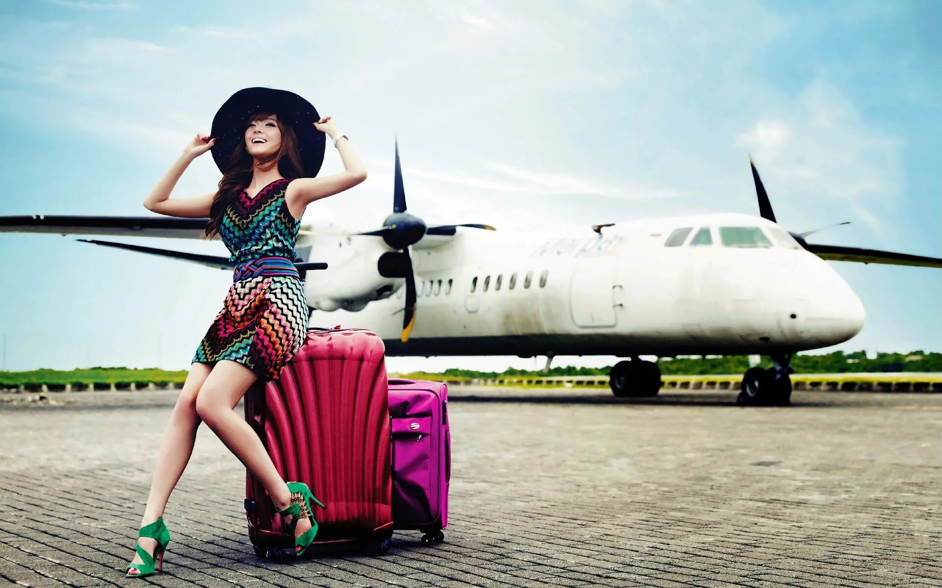 Хочу заграницу. Девушка с чемоданом. Девушка путешественница. Девушка чемодан самолет. Девушка путешествует.