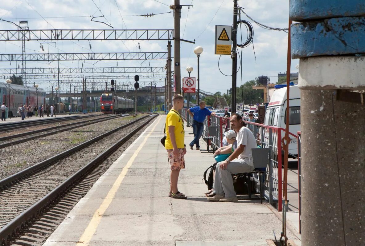 Поезд 179а, Санкт-Петербург — Евпатория «Таврия». Прибывать к станции. Поезд в Крым. Платформа и путь на вокзале.