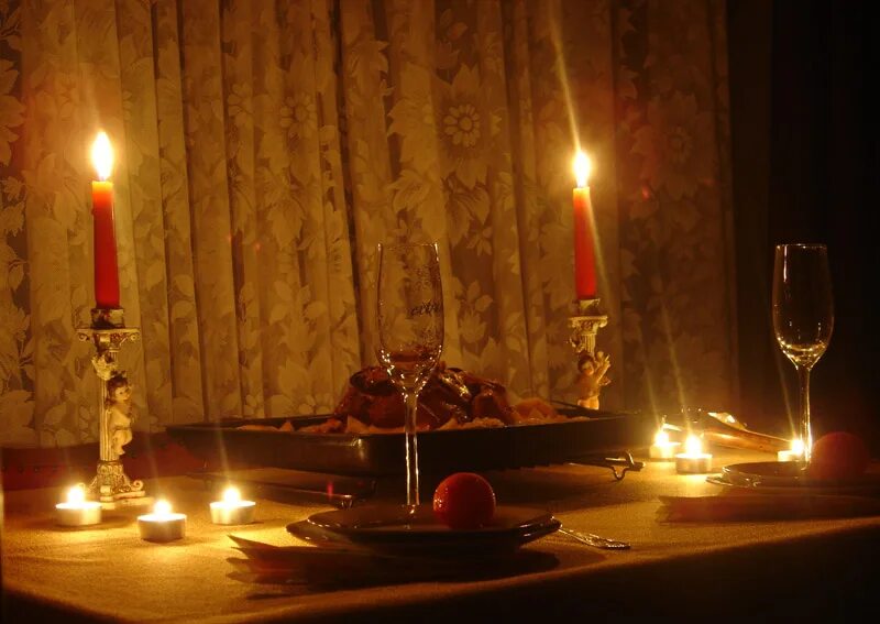 Свеча горит в комнате. Романтический ужин при свечах. Комната со свечами. Свечи для романтического ужина. Ужин со свечами.
