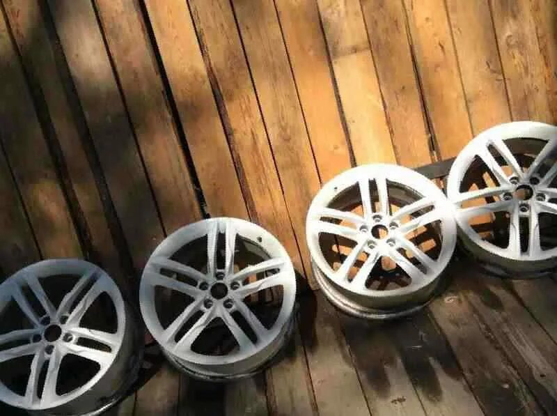 красим кировское колесо. диски на рено сандеро р15. хромированная серебро покраска дисков. диски в кирове. диски в кирове.