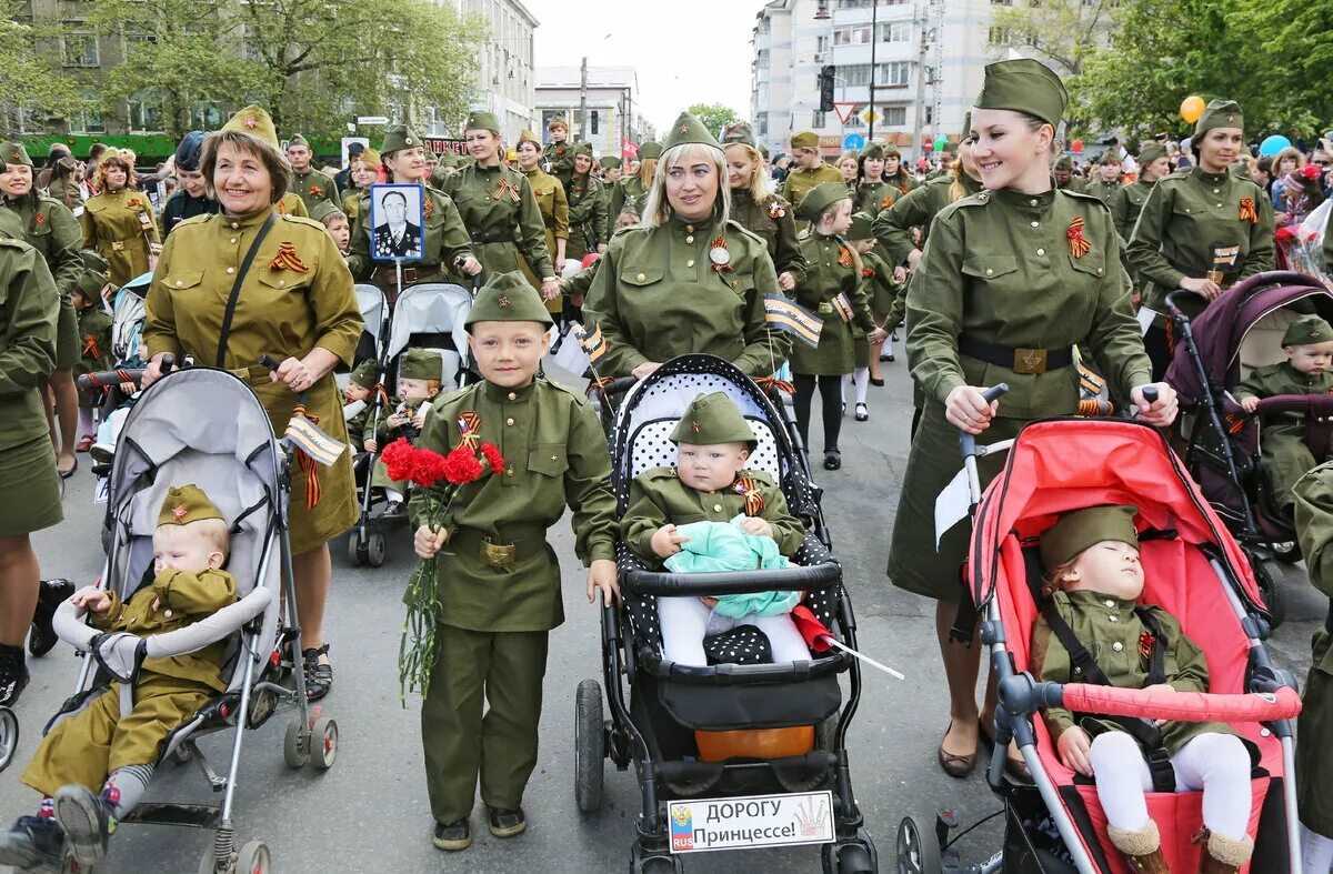 Дети на 9 мая в военной. Дети в военной форме на 9 мая. День Победы для детей. Победобесие.