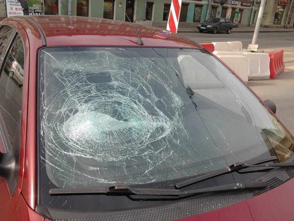 Разбитое лобовое стекло. Разбититое лобовое стекло. Разбитое автомобильное стекло. Повреждение стекла автомобиля.