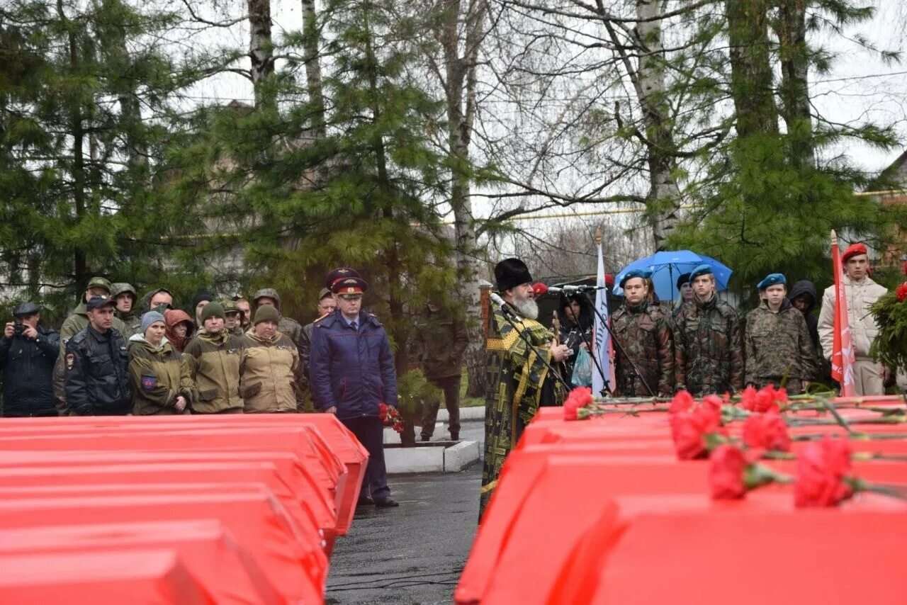 Последние новости в курске о войне. Перезахоронение останков солдат Курск. В Льговском районе перезахоронения. Перезахоронения в Кривцово. Перезахоронение могилы неизвестного солдата.