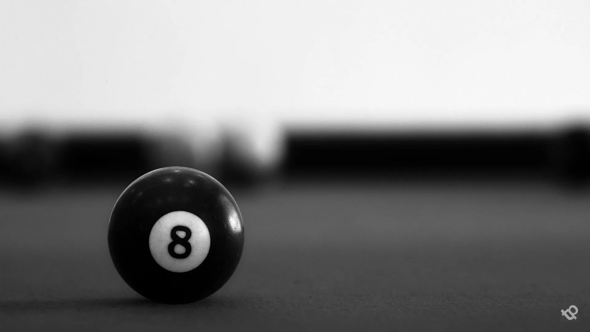 8 на черном шаре. Бильярд "8 Ball Pool". Черный бильярдный шар. Бильярдный шар с цифрой 8. Бильярд на черном фоне.