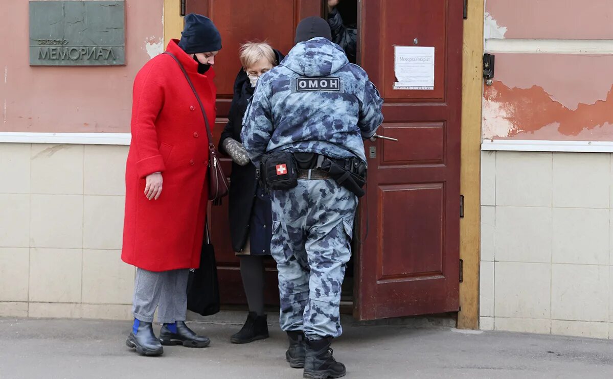 Прийти гражданский. Мемориал обыск. Обыск в офисе. Полиция. Полиция Москвы.