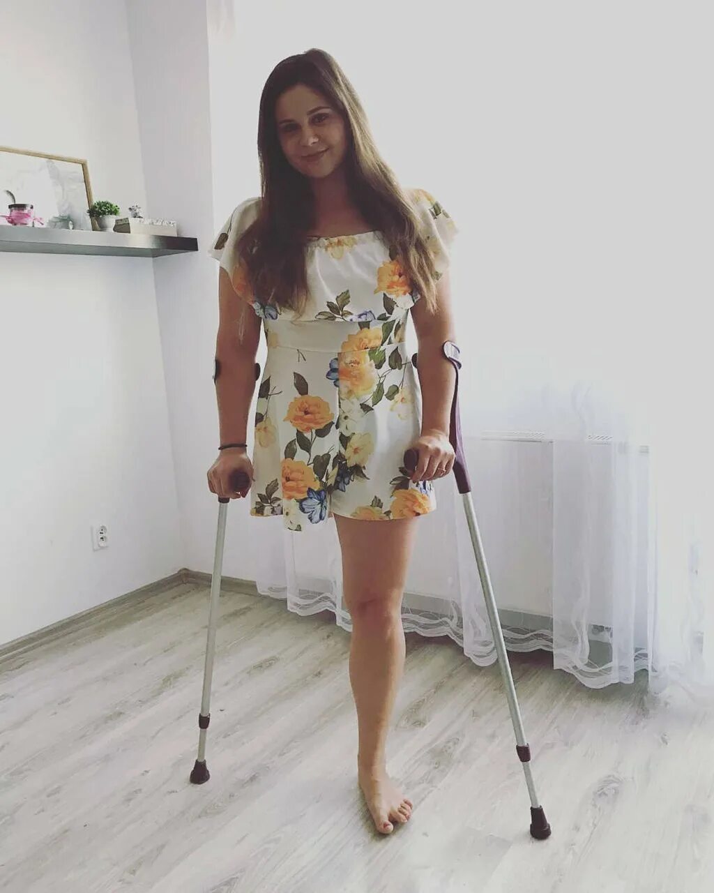 Подруга успокаивает. Утешил одноногую девушку. Утешил одноногую девушку. Утешил одноногую девушку. Утешил одноногую девушку.