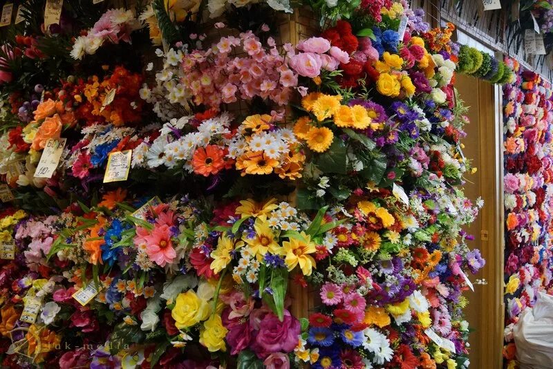 Где купить цветы в москве в розницу. Витрина для искусственных цветов. Рынок искусственных цветов. Выкладка искусственных цветов. Стойка для искусственных цветов.