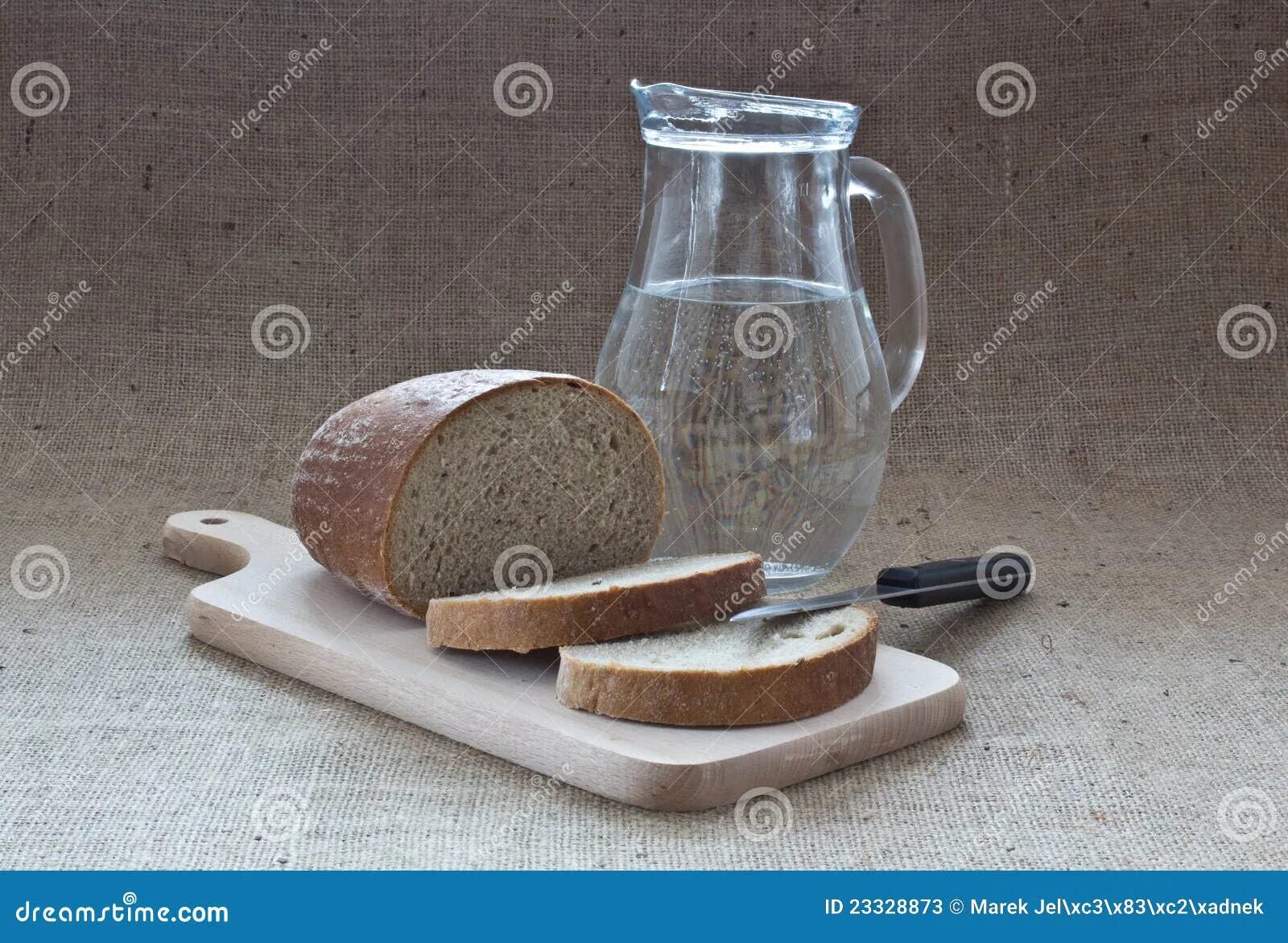 Воды и хлеба дай. Хлеб и вода. Еда с водой хлеб. Черный хлеб и вода. Стакан воды и хлеб.