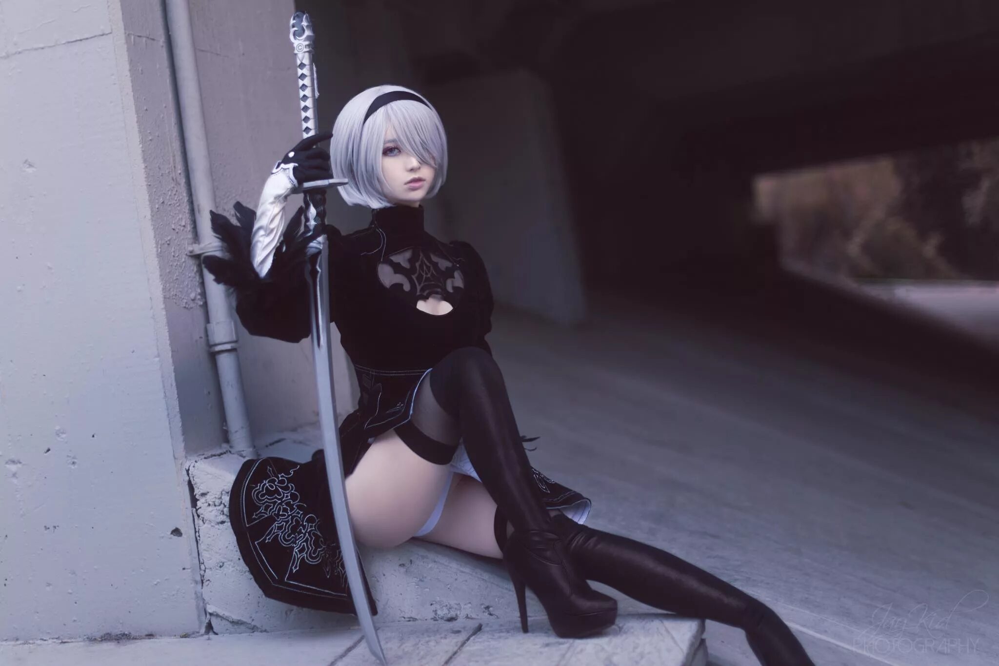 2b automata 18. Ниер автомата 2b. NIER Automata 2b косплей. 2 Би ниер автомата. NIER 2b в белом платье.