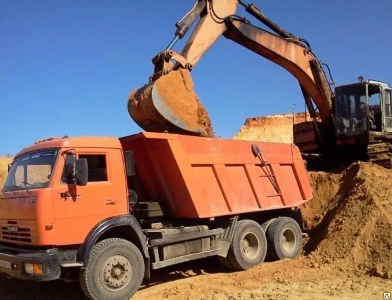 КАМАЗ 65115 выгружает песок. КАМАЗ 65115 груженный песком. Песок выгрузка КАМАЗ. Погрузка щебня в КАМАЗ. Доставка щебня воронеж цена