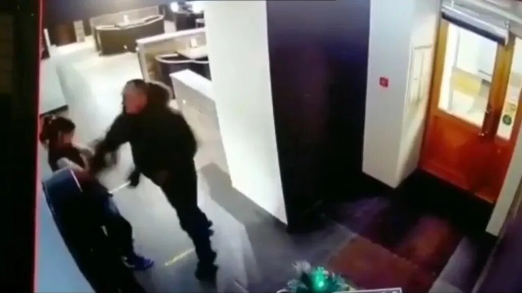Видео нападения на губернатора. Нападение на девушку в Санкт-Петербурге. Избиение девушки в Питере.
