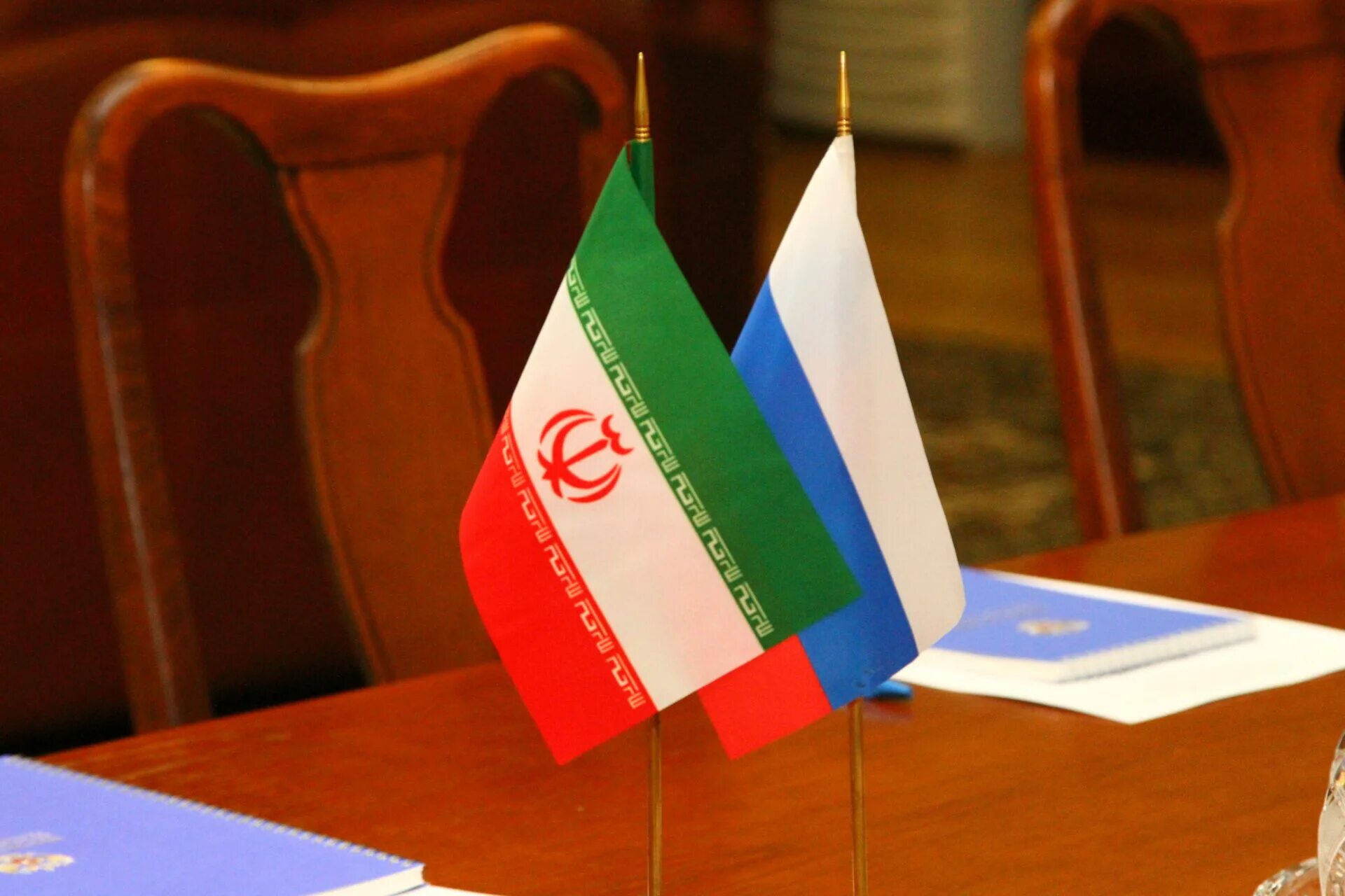 Россия Иран флаги. Российско иранское сотрудничество. Россия Иран сотрудничество. Иранский и российский флаг.