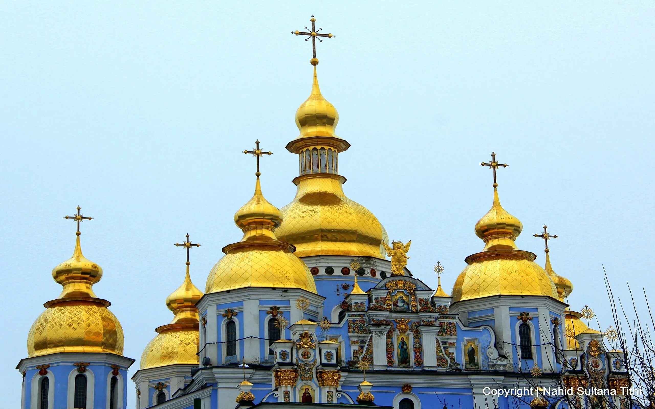Погода в золотые купола. Погода в золотые купола. Золотые купола храмов ярославля. Белый храм с золотыми куполами. Погода в золотые купола.