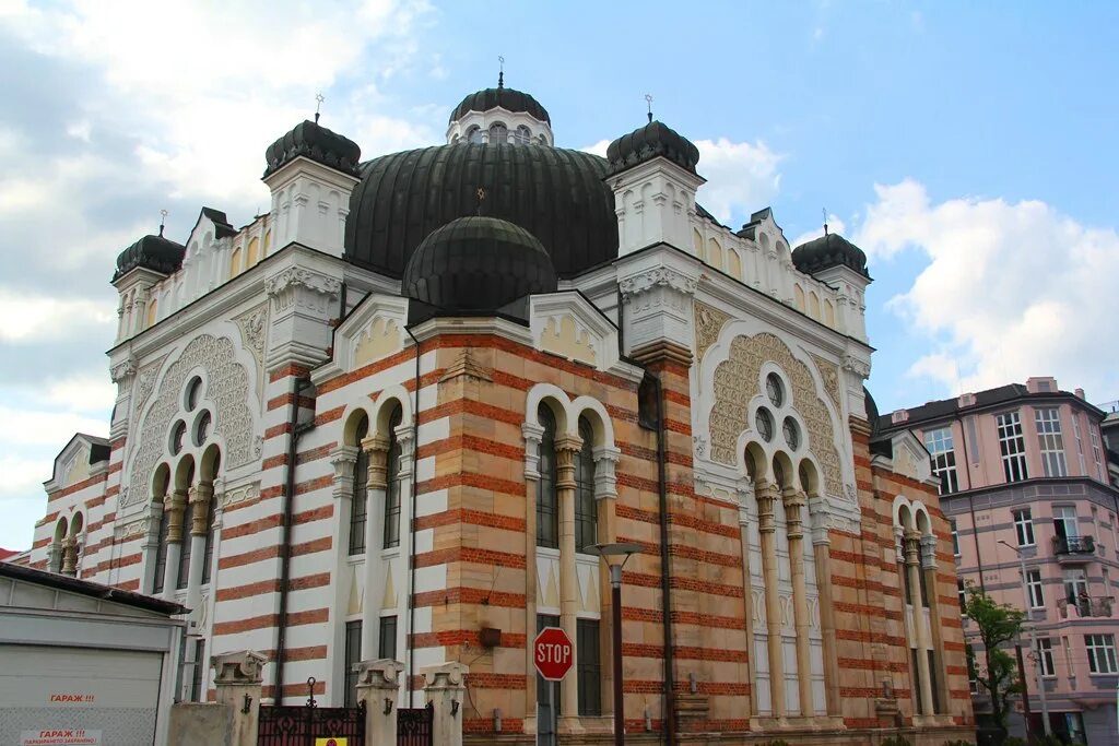 Какие синагоги есть в нашем крае. Болгария синагога. Софийская синагога. Вильнюс синагога. Харьковская хоральная синагога.