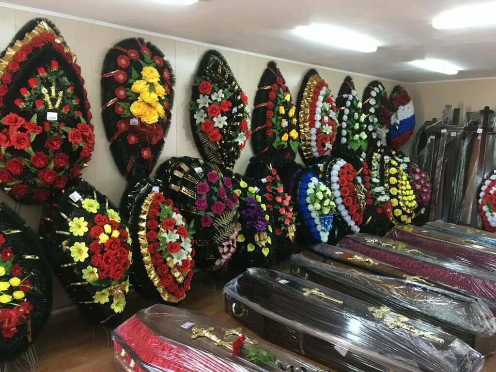 Похоронное бюро. Ритуальный магазин. Магазин ритуальных услуг. Мусульманские ритуальные принадлежности. Венок ритуальный.