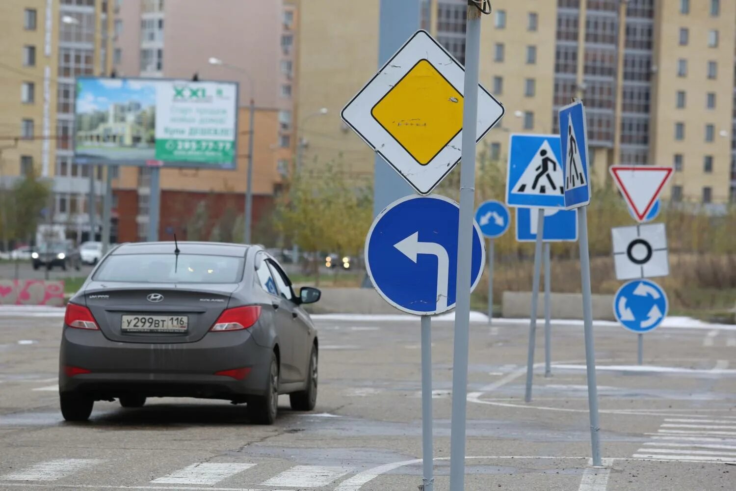 Дорожные знаки санкт петербург. Монтаж дорожных знаков. Знаки дорожного движения на улице. Неправильно установленные дорожные знаки. Дорожный знак тротуар.