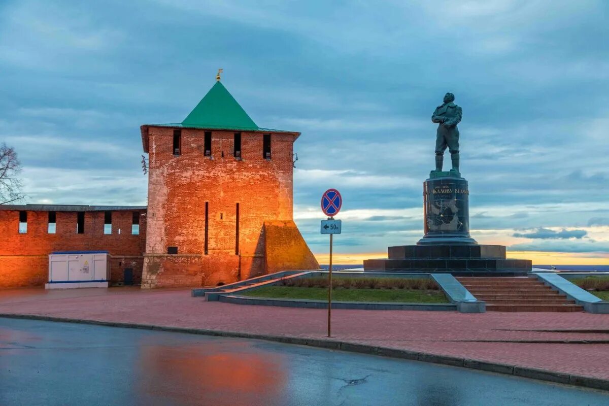 Бывало нижний новгород. Нижегородский Кремль Нижний Новгород. Георгиевская башня Нижегородского Кремля. Георгиевская башня Нижний Новгород. Нижний Новгород Кремль Георгиевская башня.