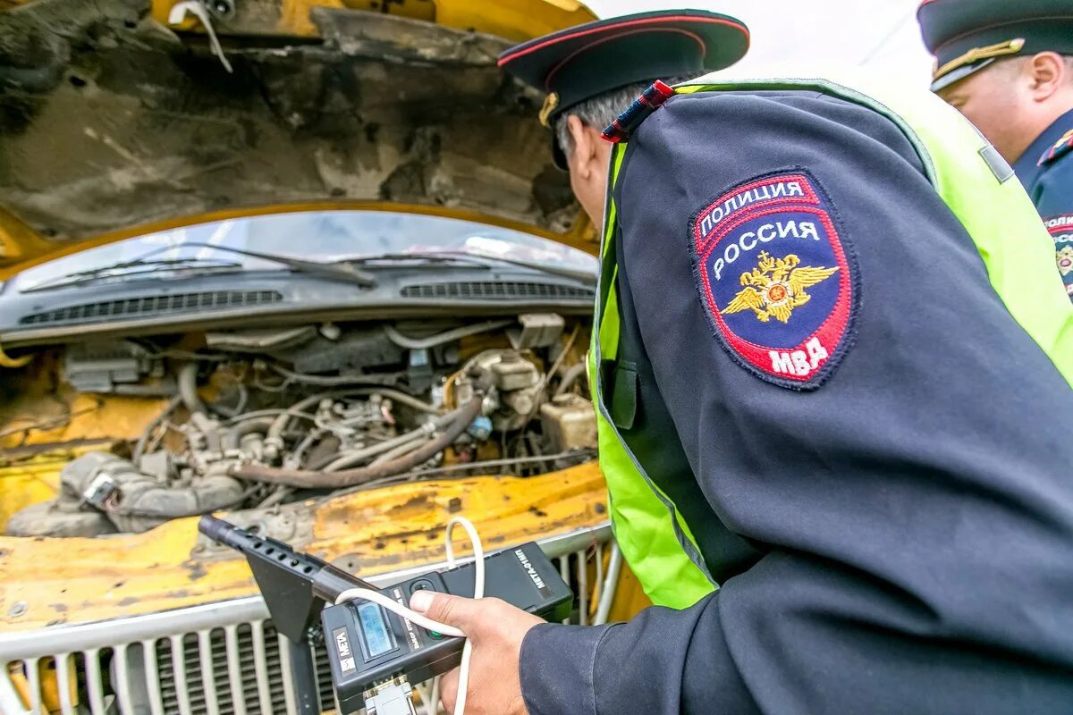 Досмотр гибдд. Досмотр автомобиля. Обыск машины. ДПС осматривает автомобиль. Техосмотр ГАИ.