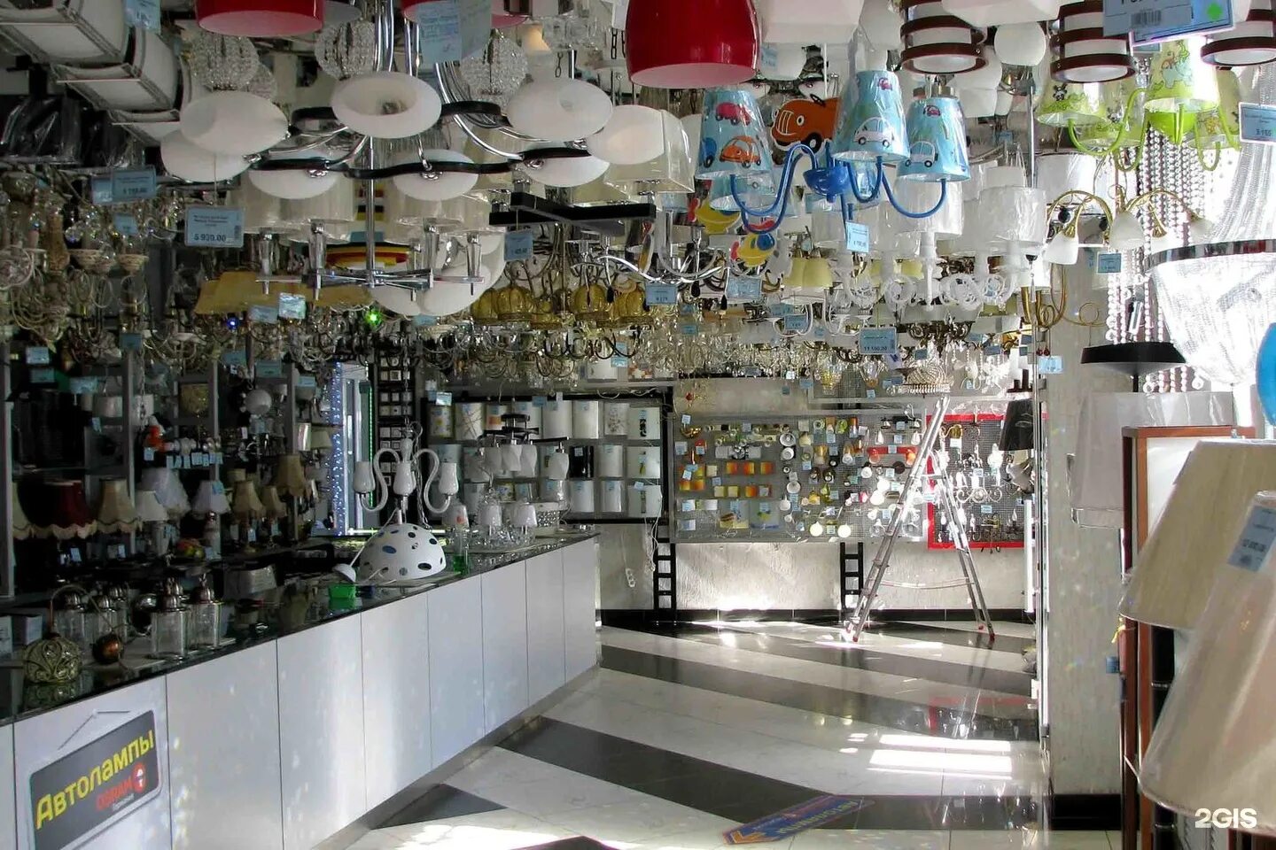 Лампочка. Разноцветная лампа. Лампы рядом со мной. Объемные буквы с лампочками. Лампы рядом со мной.